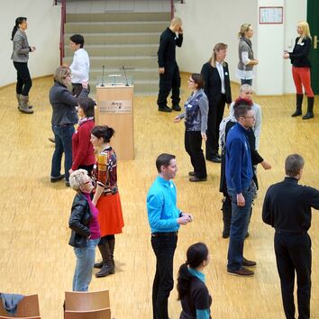 Teilnehmer eines Workshops führen Life Kinetik Übungen durch