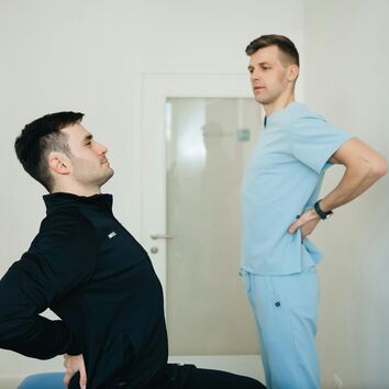 Mann mit Rückenschmerzen greift sich in die Lendenwirbelsäule