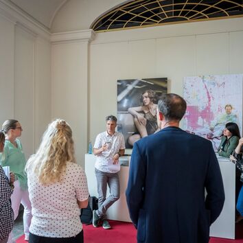 Gruppe Menschen beim diskutieren